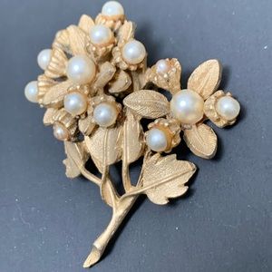 Vintage Pearl cluster gold toned brooch pin